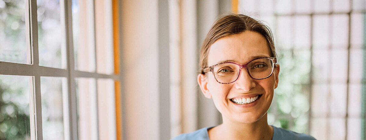 Pflegekraft in den Seniorenheimen von CMS